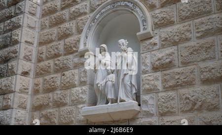 Skulptur von Joseph, Maria und Jesus Statuen in einer Nischenwand in der St. Joseph`s Kirche, in der Altstadt von Nazareth in Israel Stockfoto